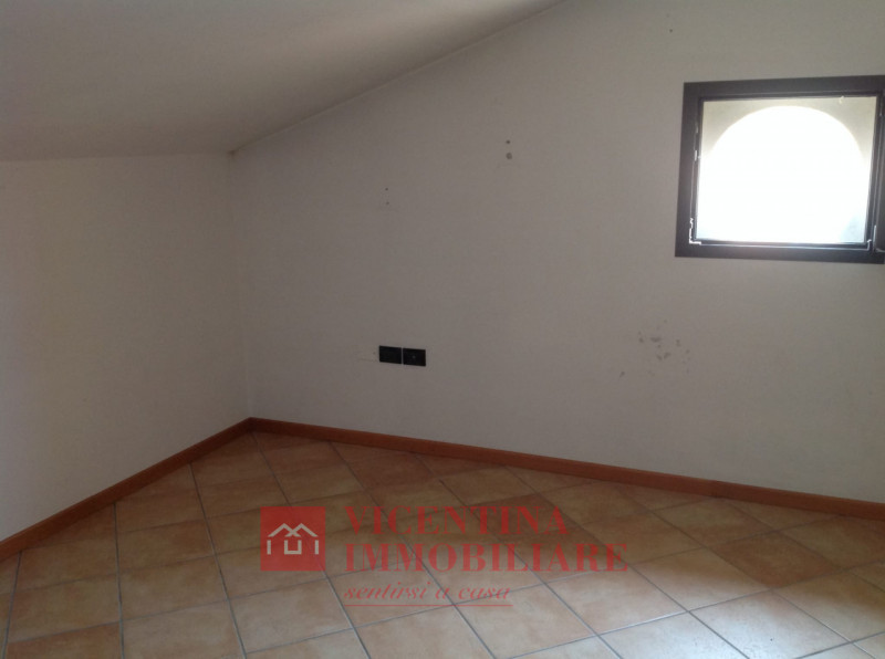 VICENZA - ANCONETTA: in zona riparata dal traffico proponiamo in esclusiva BICAMERE CON GRANDE TE...