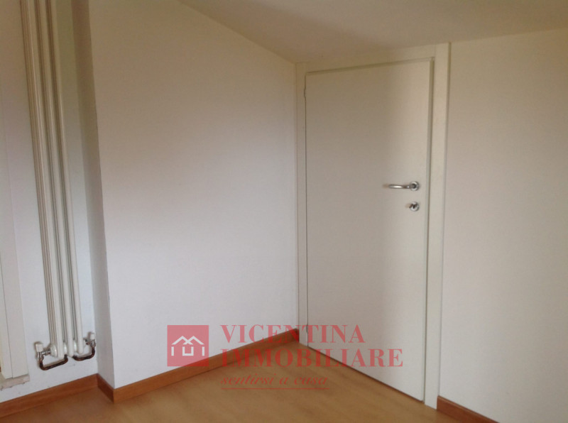 VICENZA - ANCONETTA: in zona riparata dal traffico proponiamo in esclusiva BICAMERE CON GRANDE TE...