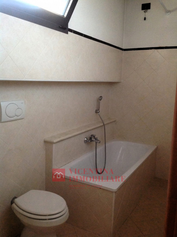 VICENZA - ANCONETTA: in zona riparata dal traffico proponiamo in esclusiva BICAMERE CON GRANDE TE...