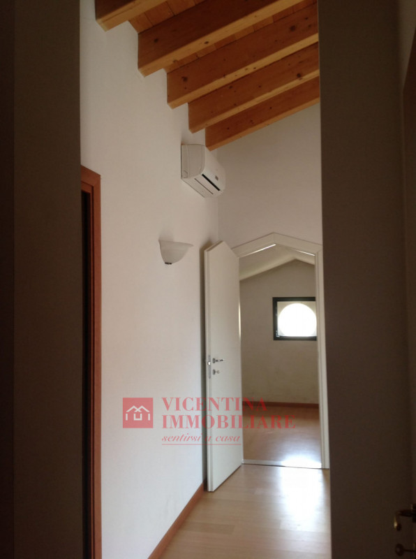 VICENZA - ANCONETTA: in zona riparata dal traffico proponiamo in esclusiva BICAMERE CON GRANDE TE...