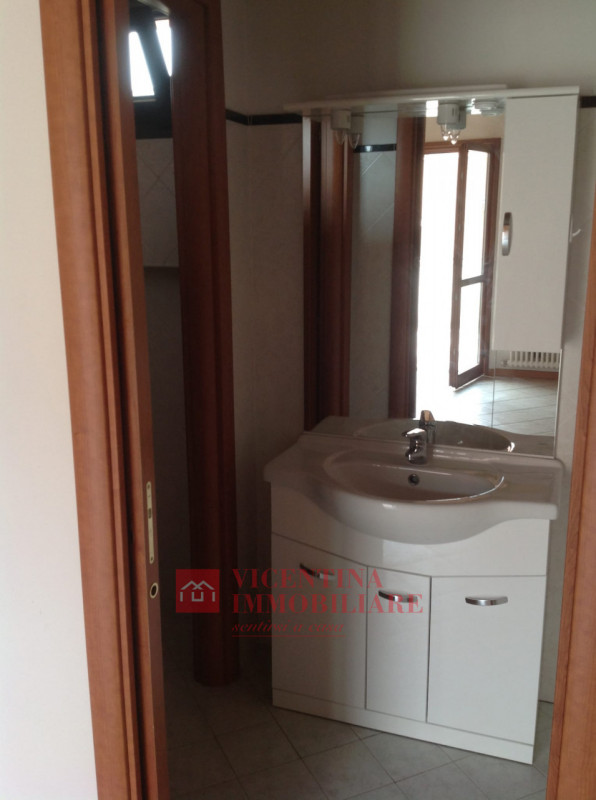 VICENZA - ANCONETTA: in zona riparata dal traffico proponiamo in esclusiva BICAMERE CON GRANDE TE...