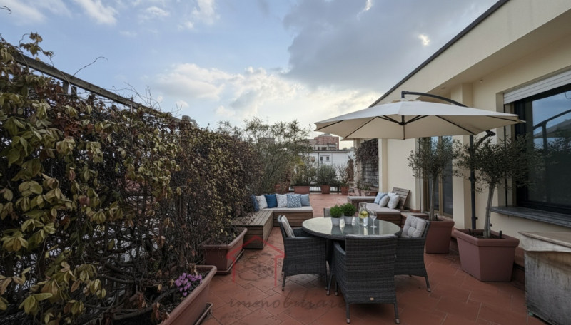 PADOVA - CENTRO STORICO: Sara Immobiliare è lieta di presentare un elegante attico arredato di cu...