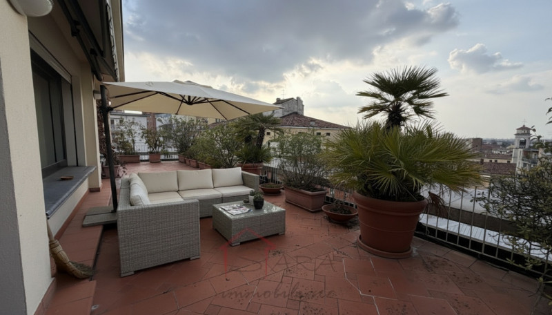 PADOVA - CENTRO STORICO: Sara Immobiliare è lieta di presentare un elegante attico arredato di cu...