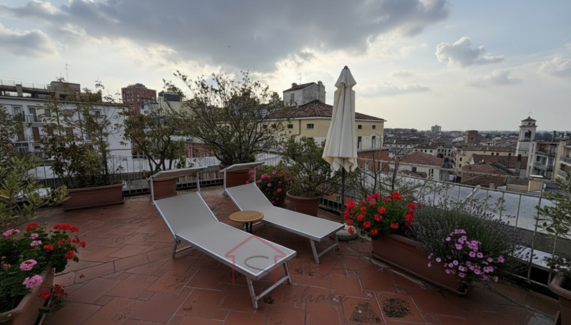 PADOVA - CENTRO STORICO: Sara Immobiliare è lieta di presentare un elegante attico arredato di cu...