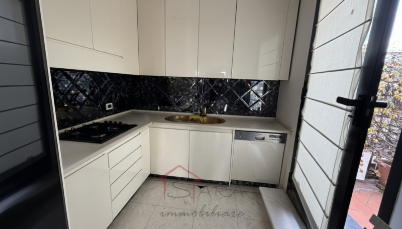 PADOVA - CENTRO STORICO: Sara Immobiliare è lieta di presentare un elegante attico arredato di cu...