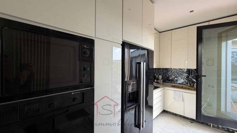 PADOVA - CENTRO STORICO: Sara Immobiliare è lieta di presentare un elegante attico arredato di cu...