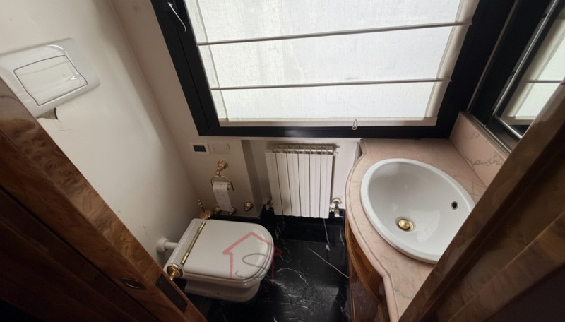 PADOVA - CENTRO STORICO: Sara Immobiliare è lieta di presentare un elegante attico arredato di cu...