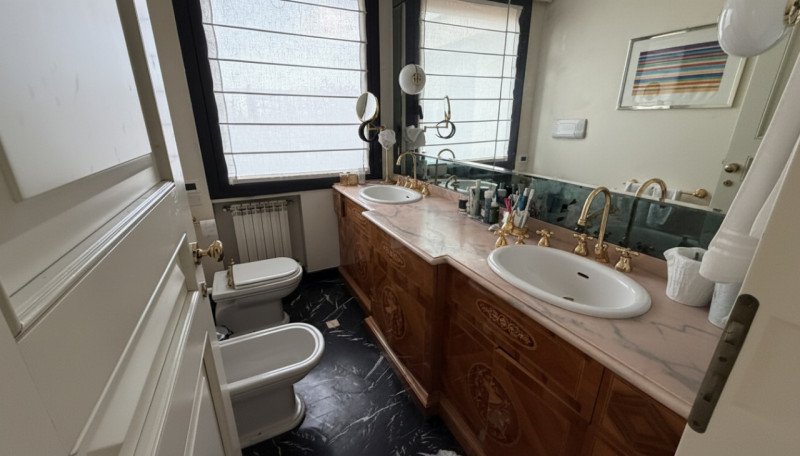 PADOVA - CENTRO STORICO: Sara Immobiliare è lieta di presentare un elegante attico arredato di cu...