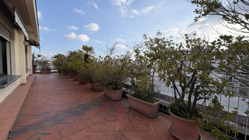 PADOVA - CENTRO STORICO: Sara Immobiliare è lieta di presentare un elegante attico arredato di cu...