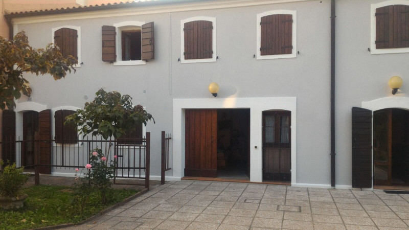 MONTA': Classe Energetica in fase di definizione.
Fabbricato disposto su due piani e composto da ...