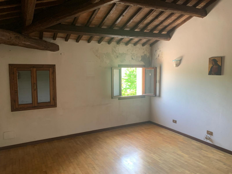 MONTA': Classe Energetica in fase di definizione.
Fabbricato disposto su due piani e composto da ...