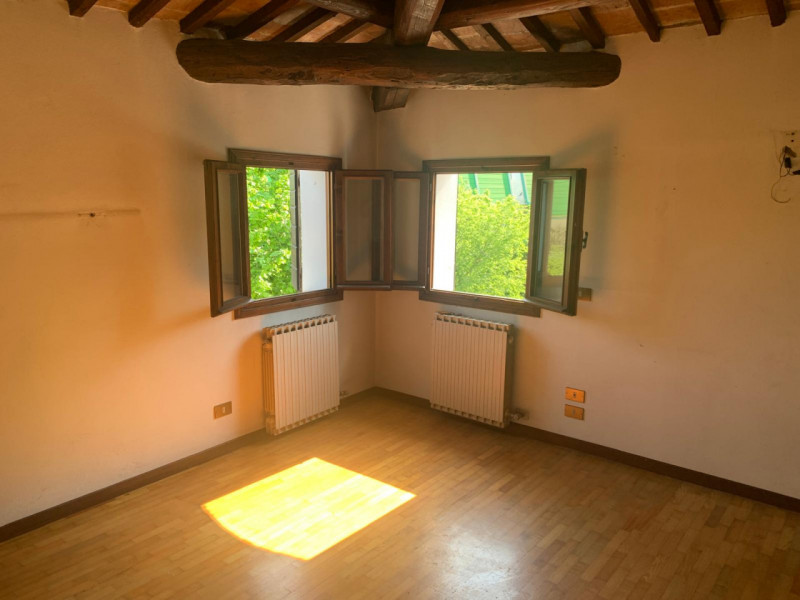 MONTA': Classe Energetica in fase di definizione.
Fabbricato disposto su due piani e composto da ...