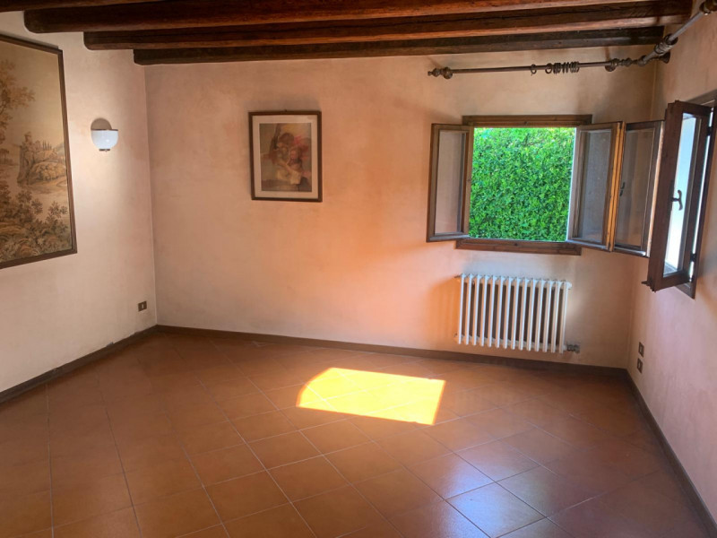 MONTA': Classe Energetica in fase di definizione.
Fabbricato disposto su due piani e composto da ...