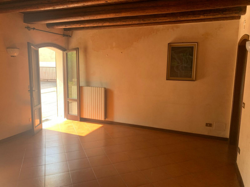 MONTA': Classe Energetica in fase di definizione.
Fabbricato disposto su due piani e composto da ...