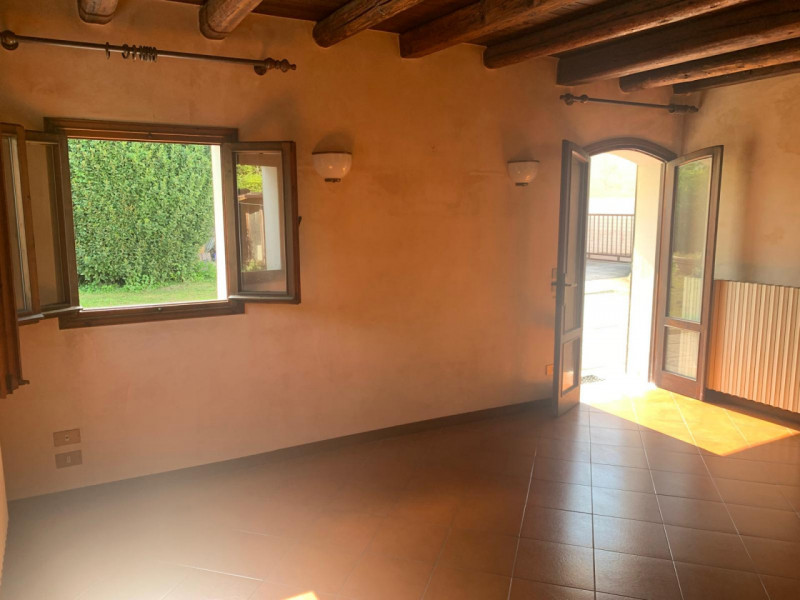 MONTA': Classe Energetica in fase di definizione.
Fabbricato disposto su due piani e composto da ...