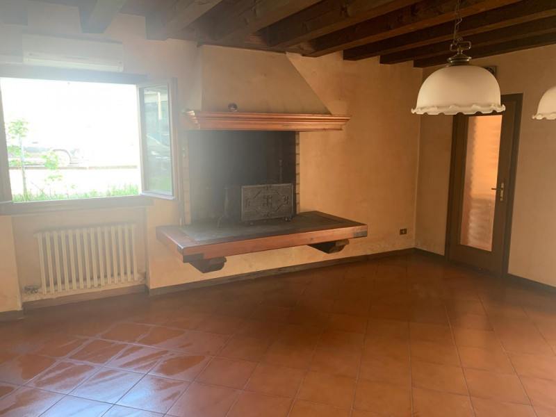 MONTA': Classe Energetica in fase di definizione.
Fabbricato disposto su due piani e composto da ...