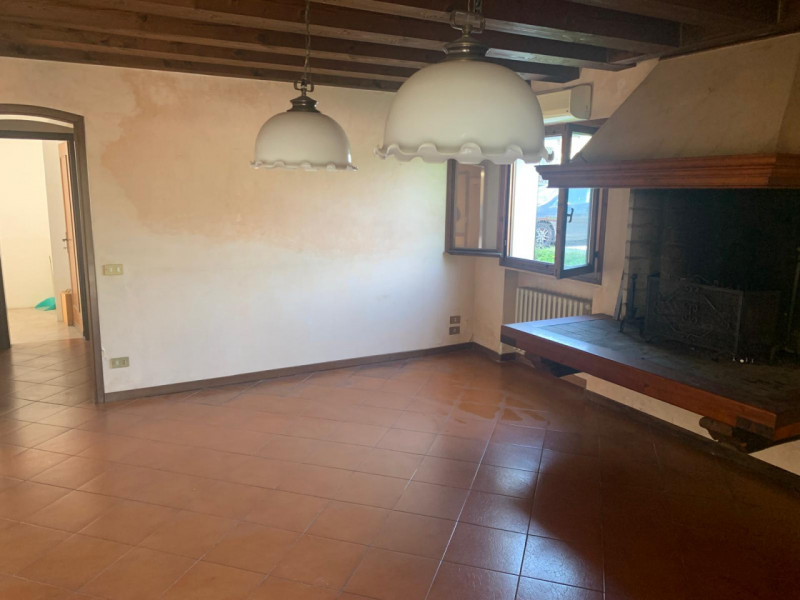 MONTA': Classe Energetica in fase di definizione.
Fabbricato disposto su due piani e composto da ...