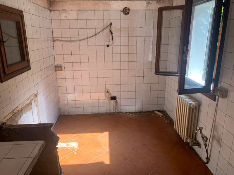 MONTA': Classe Energetica in fase di definizione.
Fabbricato disposto su due piani e composto da ...