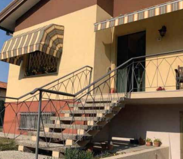 RIF. A.A.0-25

Vendesi all'asta - abitazione unifamiliare su 2 livelli in data 06 maggio 2026

De...