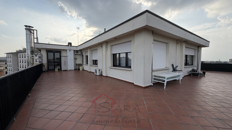 PADOVA - CENTRO STORICO: Sara Immobiliare è lieta di presentare un elegante attico arredato DI CU...