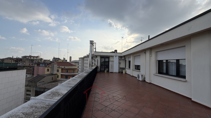 PADOVA - CENTRO STORICO: Sara Immobiliare è lieta di presentare un elegante attico arredato DI CU...