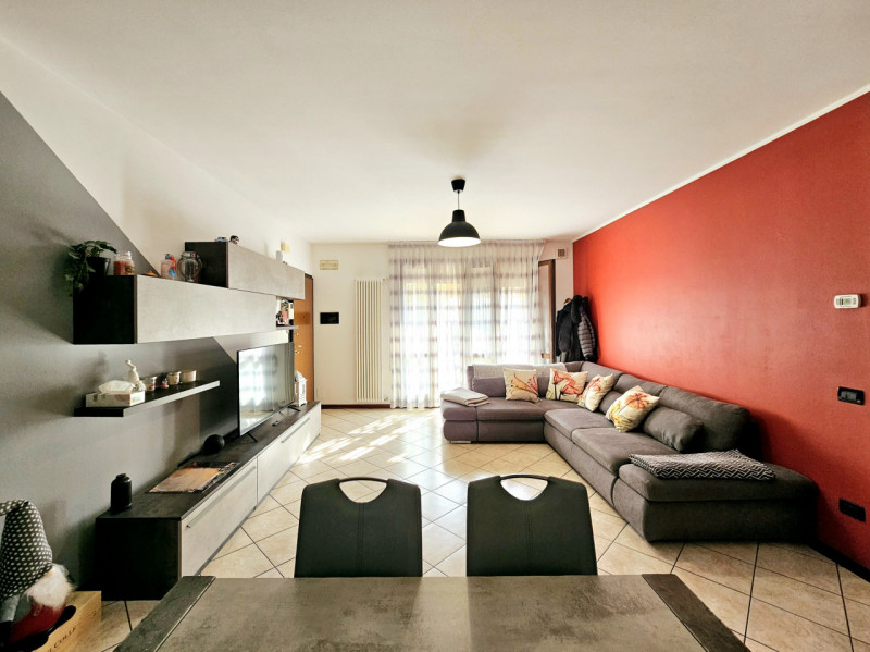 Comodo al centro di Solesino, in un quartiere residenziale tranquillo, proponiamo in vendita mode...