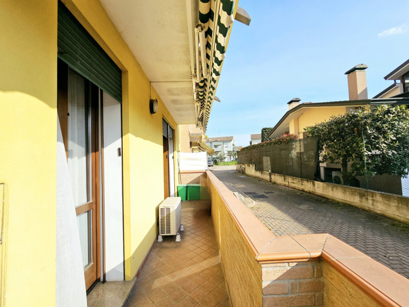 Comodo al centro di Solesino, in un quartiere residenziale tranquillo, proponiamo in vendita mode...