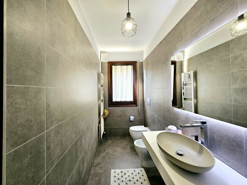 Comodo al centro di Solesino, in un quartiere residenziale tranquillo, proponiamo in vendita mode...