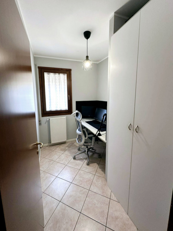 Comodo al centro di Solesino, in un quartiere residenziale tranquillo, proponiamo in vendita mode...