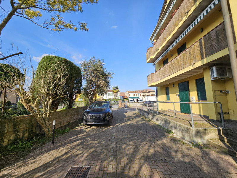 Comodo al centro di Solesino, in un quartiere residenziale tranquillo, proponiamo in vendita mode...