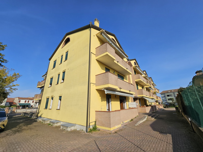 Comodo al centro di Solesino, in un quartiere residenziale tranquillo, proponiamo in vendita mode...