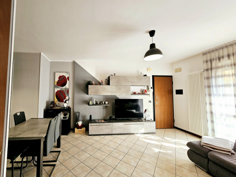 Comodo al centro di Solesino, in un quartiere residenziale tranquillo, proponiamo in vendita mode...