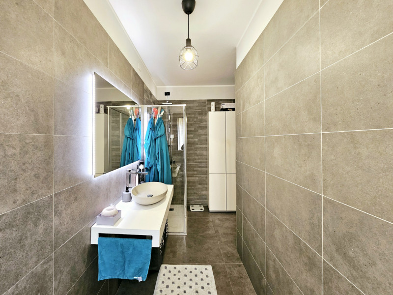 Comodo al centro di Solesino, in un quartiere residenziale tranquillo, proponiamo in vendita mode...