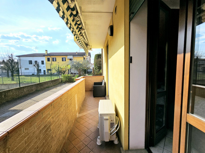 Comodo al centro di Solesino, in un quartiere residenziale tranquillo, proponiamo in vendita mode...