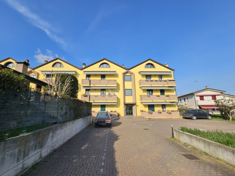 Comodo al centro di Solesino, in un quartiere residenziale tranquillo, proponiamo in vendita mode...