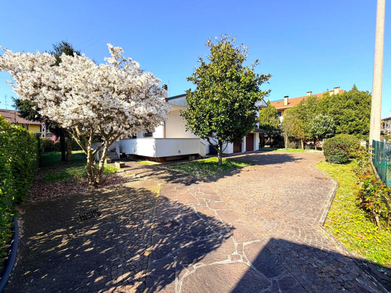 SANT'AGOSTINO: situata nel cuore del quartiere a pochi passi da tutte le principali vie di comuni...