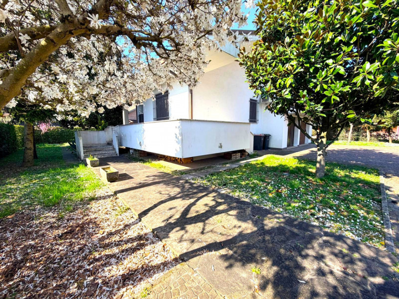 SANT'AGOSTINO: situata nel cuore del quartiere a pochi passi da tutte le principali vie di comuni...