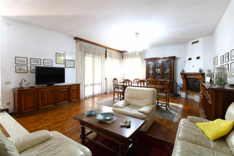 SANT'AGOSTINO: situata nel cuore del quartiere a pochi passi da tutte le principali vie di comuni...