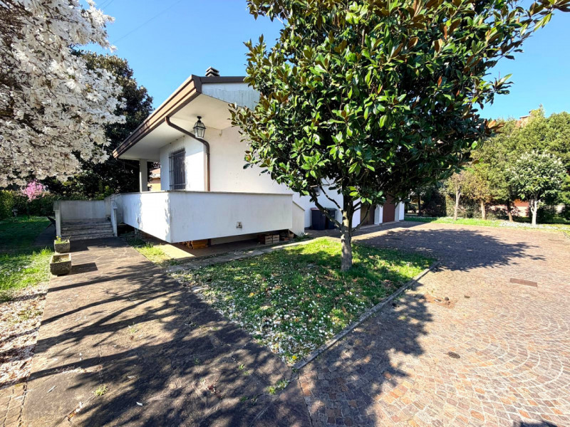 SANT'AGOSTINO: situata nel cuore del quartiere a pochi passi da tutte le principali vie di comuni...