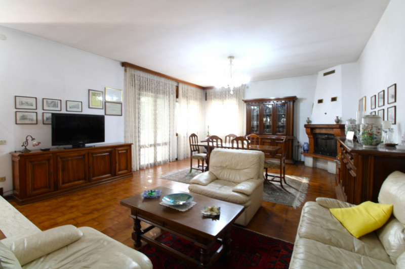 SANT'AGOSTINO: situata nel cuore del quartiere a pochi passi da tutte le principali vie di comuni...