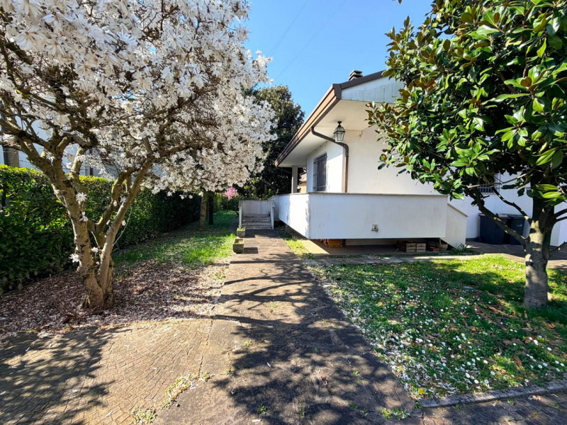 SANT'AGOSTINO: situata nel cuore del quartiere a pochi passi da tutte le principali vie di comuni...