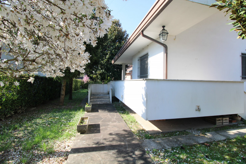 SANT'AGOSTINO: situata nel cuore del quartiere a pochi passi da tutte le principali vie di comuni...