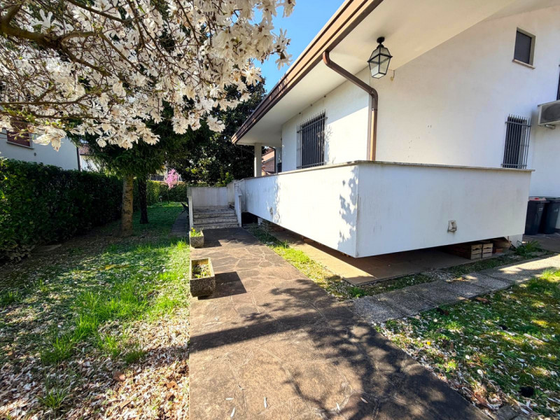 SANT'AGOSTINO: situata nel cuore del quartiere a pochi passi da tutte le principali vie di comuni...