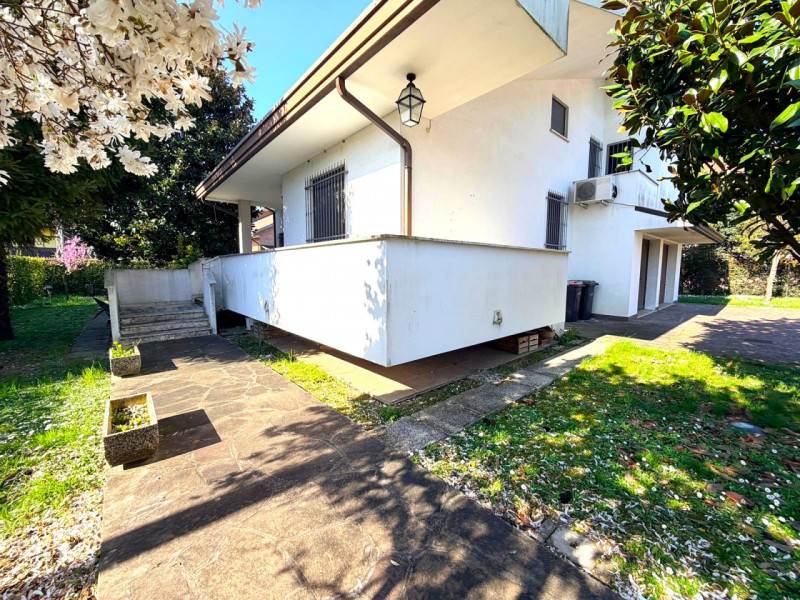 SANT'AGOSTINO: situata nel cuore del quartiere a pochi passi da tutte le principali vie di comuni...