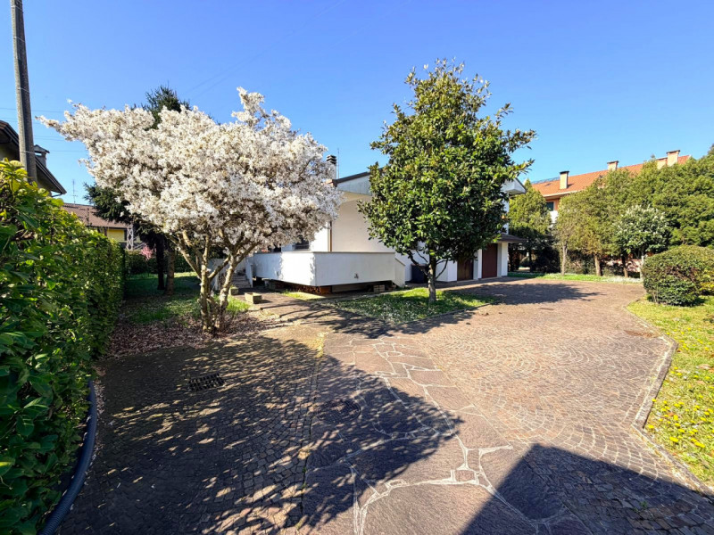 SANT'AGOSTINO: situata nel cuore del quartiere a pochi passi da tutte le principali vie di comuni...