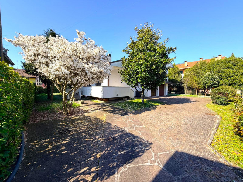 SANT'AGOSTINO: situata nel cuore del quartiere a pochi passi da tutte le principali vie di comuni...