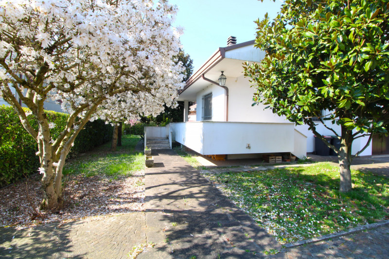 SANT'AGOSTINO: situata nel cuore del quartiere a pochi passi da tutte le principali vie di comuni...