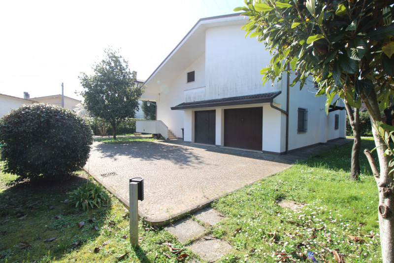 SANT'AGOSTINO: situata nel cuore del quartiere a pochi passi da tutte le principali vie di comuni...