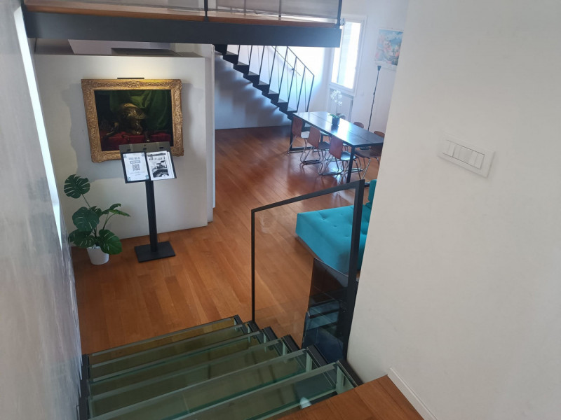 Scopri un'opportunità unica per vivere il vero fascino della città: proponiamo in vendita uno str...