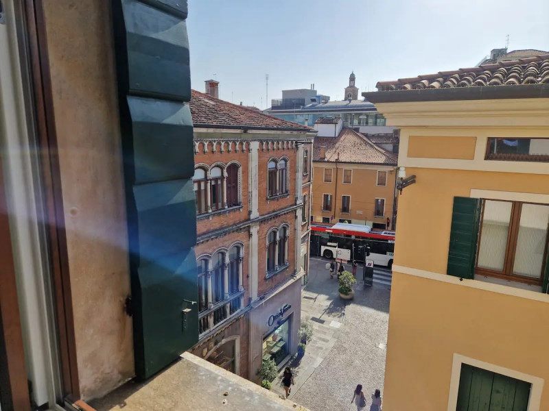Scopri un'opportunità unica per vivere il vero fascino della città: proponiamo in vendita uno str...